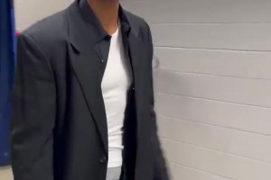 上班了上班了！亚历山大这身穿搭，对他来说有点朴素了