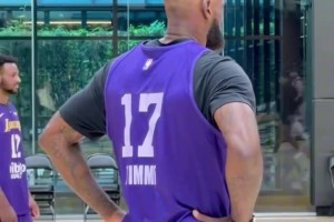 难为记者了！湖人队员搞笑互换球衣训练 拥有对方技能？