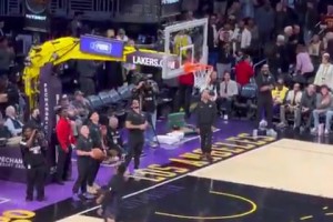 “子承父业”！今天湖人赛前齐蹲仪式 由幼詹布朗尼领衔