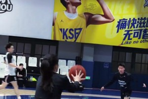 值得珍藏 詹姆斯幼儿园珍贵打球视频 ！